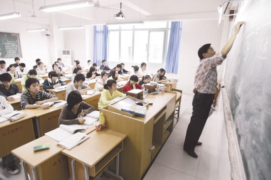 部分民办学校私挖教师 教育该不该市场化?